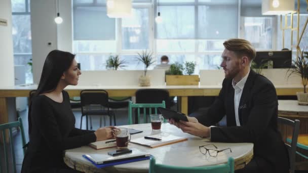 Business Partner alla riunione. Lady discute la strategia con un uomo . — Video Stock