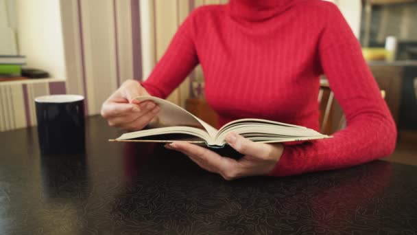 Menina lendo um livro — Vídeo de Stock