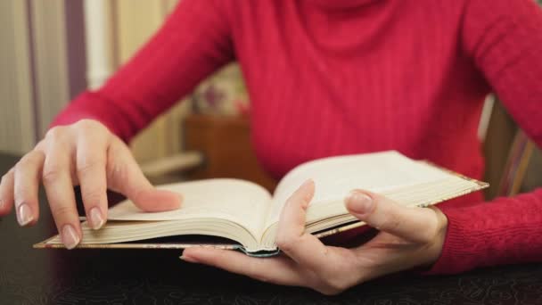 Menina lendo um livro — Vídeo de Stock