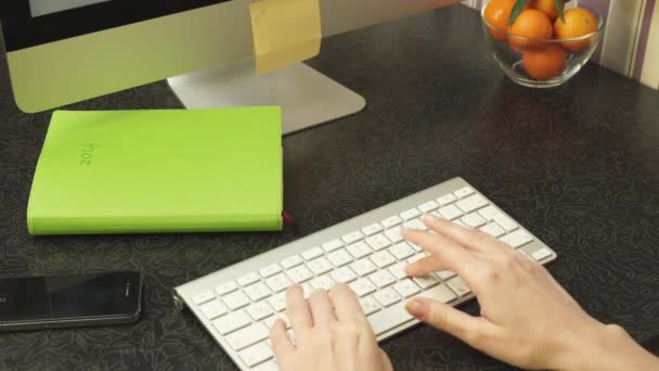 Manos femeninas escribiendo rápido en el teclado — Vídeo de stock