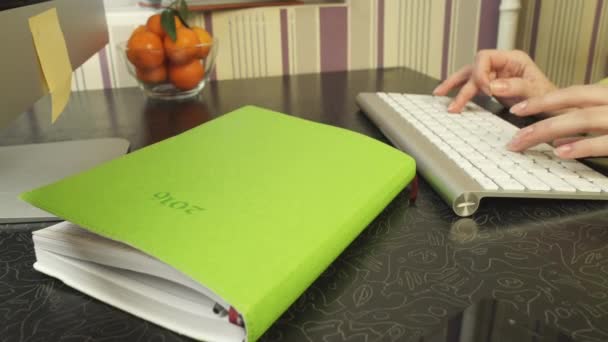 Manos femeninas escribiendo rápido en el teclado — Vídeo de stock