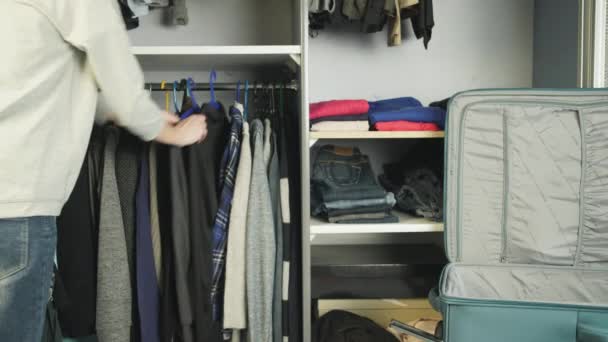 The woman packs a suitcase — Stock Video