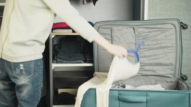 Die Frau packt einen Koffer — Stockvideo