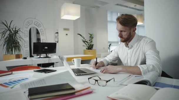 Stilig affärsman arbetar på kontoret och tittar på fotoram — Stockvideo