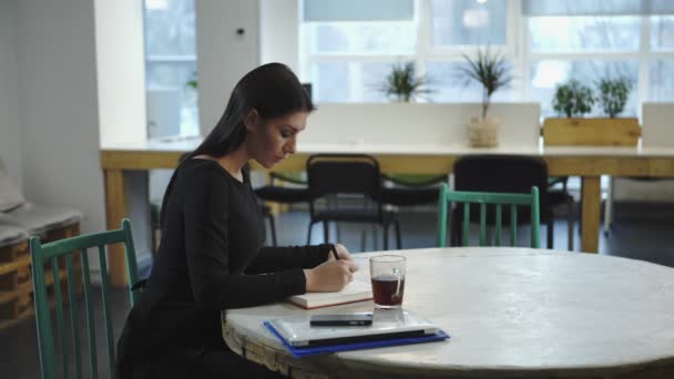 Mujer trabajando y esperando la reunión con el socio de negocios — Vídeos de Stock