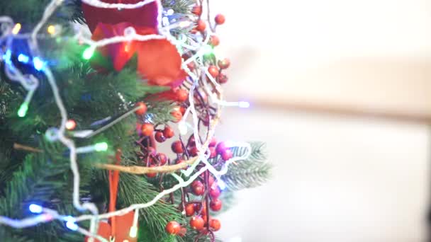 Christmas tree decorated with garlands and toys — Stock Video