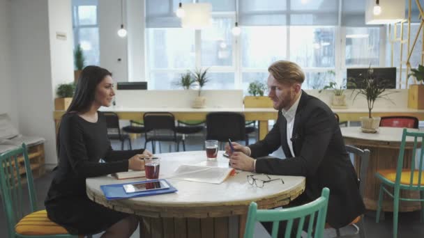 Zakelijke Partners op de vergadering. Lady bespreekt strategie met een man. — Stockvideo