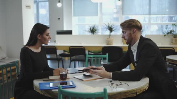 Zakelijke Partners op de vergadering. Lady bespreekt strategie met een man. — Stockvideo