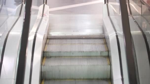 Bewegung auf der Rolltreppe. — Stockvideo
