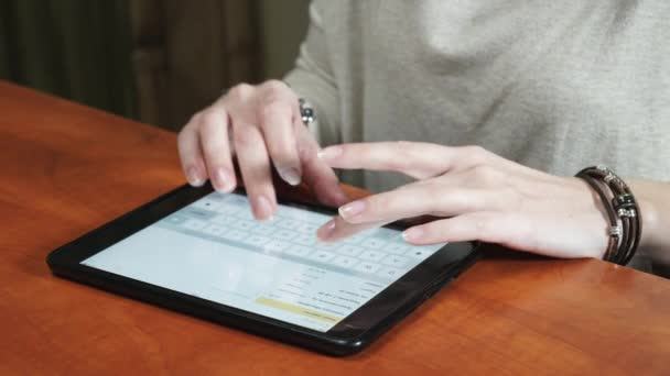 Mãos de mulher trabalhando no computador tablet no escritório — Vídeo de Stock