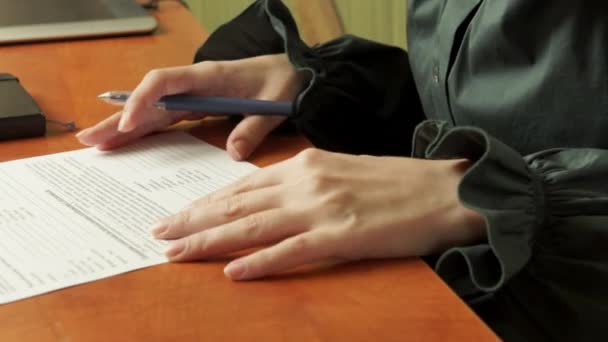 Женщина подписывает документ . — стоковое видео