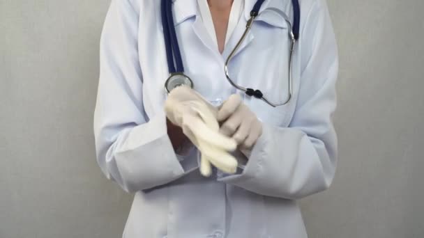 Γιατρός τράβηγμα στα λαστιχένια γάντια — Αρχείο Βίντεο