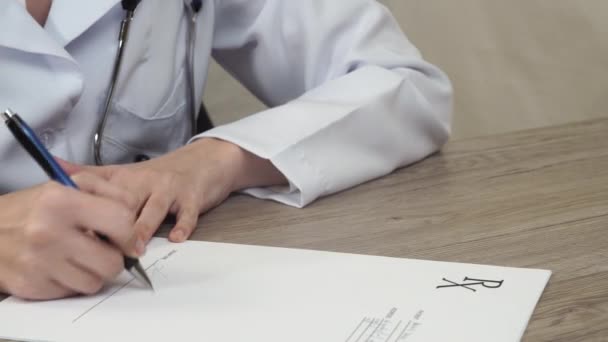 Le médecin met sa signature dans la recette — Video