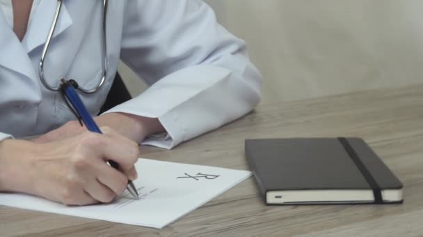 The doctor writes a prescription. — Stock Video