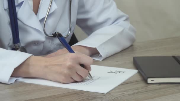 Doktor píše předpis.. — Stock video