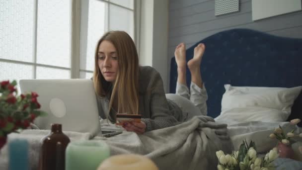 Mulher comprando online com um cartão de crédito — Vídeo de Stock