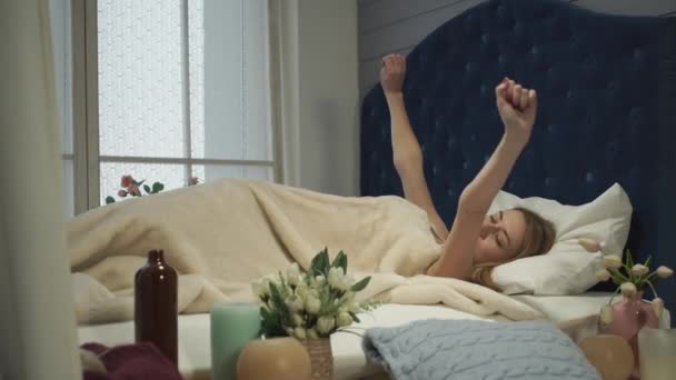 Girl wakes bed stretches — Stock Video