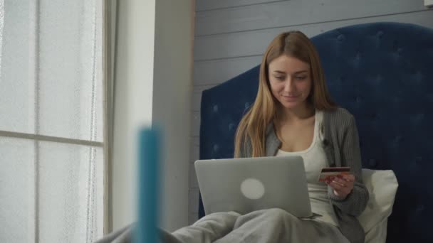 Mladá dívka dělá nákup na internetu — Stock video