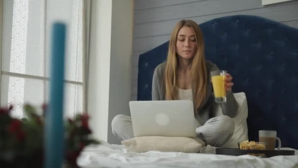 Жінка в ліжку і сніданок працює — стокове відео