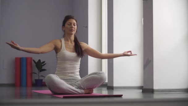 Mujer practicando yoga, tomando una posición de oración — Vídeo de stock