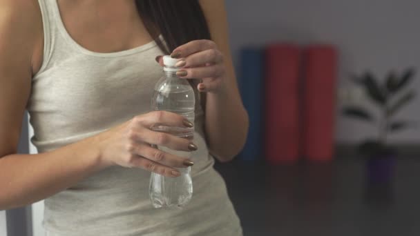 Vrouw in gym drinkwater — Stockvideo