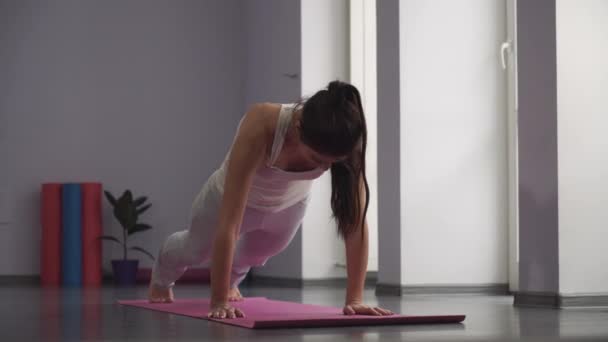 Femme faisant des exercices de yoga vers le bas face à la pose de chien . — Video
