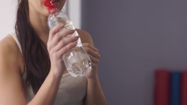 Atractiva mujer bebiendo agua después del entrenamiento — Vídeo de stock