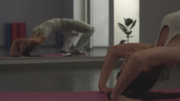 Vrouw doet stretching oefeningen voor flexibiliteit — Stockvideo