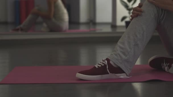 Meisje koppelverkoop schoenveters op Sneakers — Stockvideo