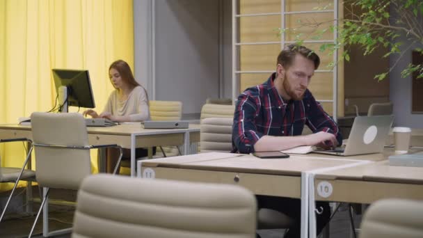 Homem e uma mulher no computador — Vídeo de Stock