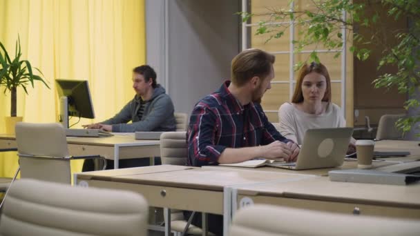 Man and woman discussing business processes, open space office. — Stock Video