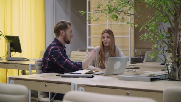 Empregados bebendo café e conversando no local de trabalho . — Vídeo de Stock