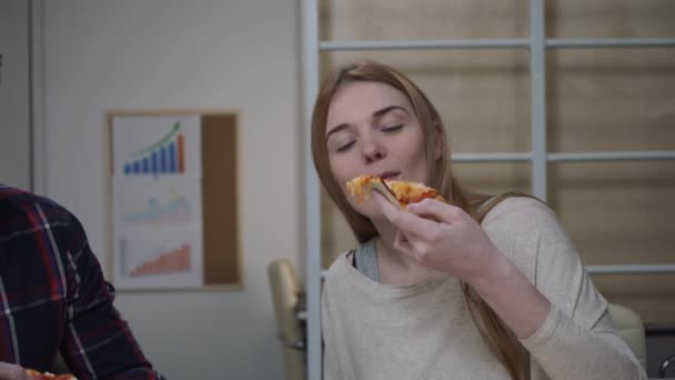 Arbetstagare äta pizza i office — Stockvideo