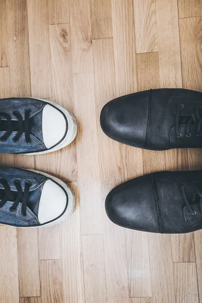 Чоловіче взуття та кросівки — стокове фото