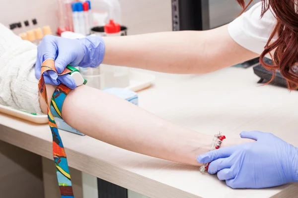 Preparazione al prelievo di campioni di sangue — Foto Stock