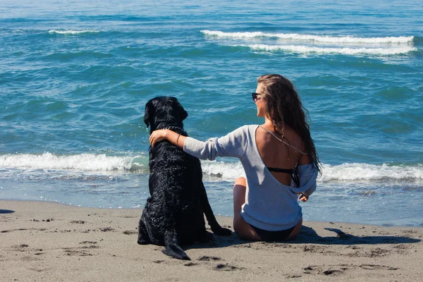 Vänner på stranden — Stockfoto