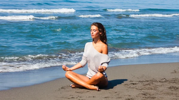 Meditazione sulla spiaggia — Foto Stock