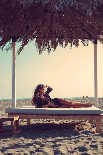 Mulher atraente na praia do mar de areia — Fotografia de Stock