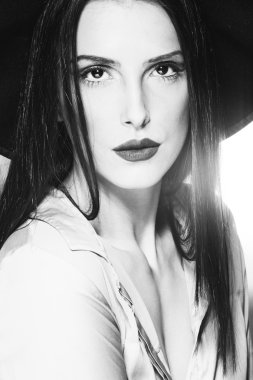 Siyah beyaz kadın.