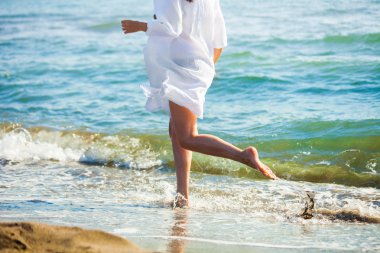 kumlu sahilde koşmak