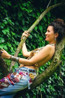 ağaç dalı oturan kadın