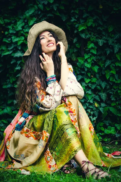 Mujer sentada en el jardín —  Fotos de Stock