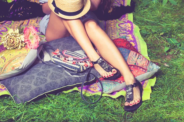 Pieds de femme sur l'herbe — Photo