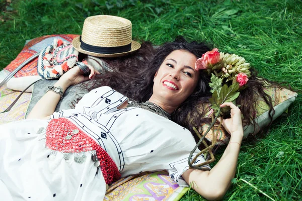 Vrouw in witte jurk liggend — Stockfoto