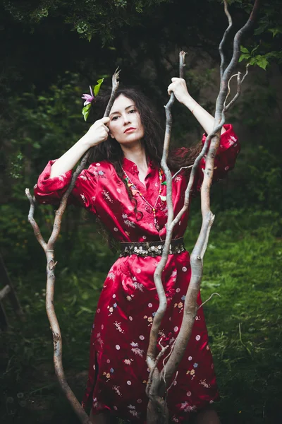 Frau im roten Kimono stehend — Stockfoto