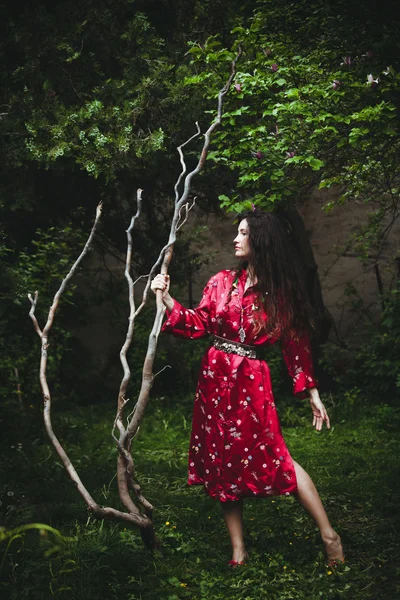 Kvinna i röd kimono stående — Stockfoto