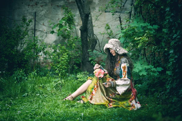 Jovem mulher romântica no jardim — Fotografia de Stock