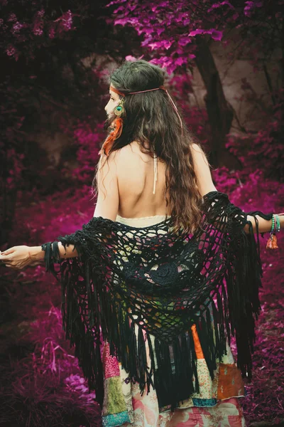 Boho menina no jardim infravermelho — Fotografia de Stock