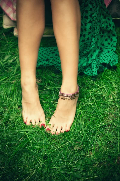 Barefoot vrouw voeten op gras — Stockfoto