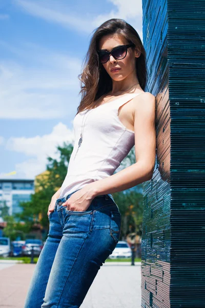 Solglasögon stad flicka — Stockfoto